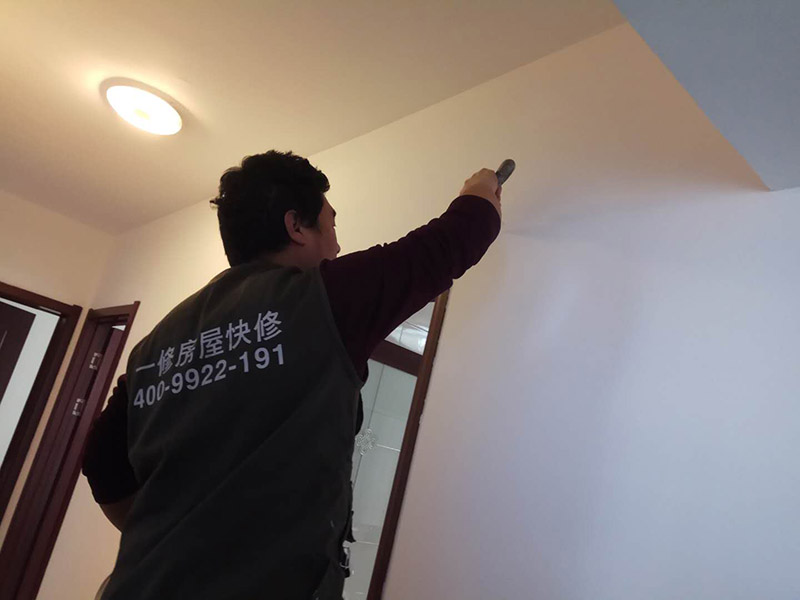 局部乳膠漆修補：內墻粉刷：檢查、成品保護、封固層施工、厚找平施工、精找平施工、底漆施工、面漆施工、完工檢查。 毛胚墻基層必須平整，陰陽角、墻面要進行檢查，第一遍膩子干透才能施工，要選擇袋裝粉狀加水使用的成品膩子。 乳膠漆施工：輥涂難度低、性價比高。噴涂效果好、廢料、成本高、不宜修補；刷涂省料、費時、不宜大面積施工。