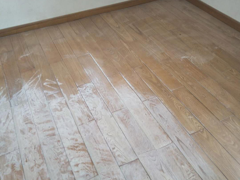 木地板打磨：地板翻新第一步，使用大型地板翻新機械數(shù)次打磨除去漆層、表層1-2毫米。注意用40目、80目和120目不同粗細的砂紙逐次打磨三次，目數(shù)越大，砂紙顆粒越小，打磨留下的劃痕越不明顯，確保打磨后的表面細膩光滑。地板打磨完后需再刮膩子找平地板，使用與地板漆配套的專用透明底漆膩子，刮在打磨好的地板上待干。刮膩子之后再對地板進行刷底漆或調色處理。由于實木表層的紋理都是天然的，無法改變花色，只能調節(jié)地板顏色的深淺。底漆干了之后再刷面漆，再次干燥之后再用水砂紙仔細研磨，將地板面層磨至略感粗糙，除去粉屑，刷第二層面漆。最后上蠟拋光養(yǎng)護