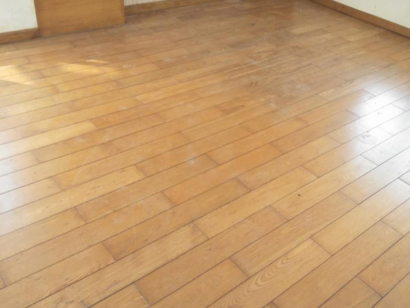 木地板打磨：地板翻新第一步，使用大型地板翻新機械數(shù)次打磨除去漆層、表層1-2毫米。注意用40目、80目和120目不同粗細的砂紙逐次打磨三次，目數(shù)越大，砂紙顆粒越小，打磨留下的劃痕越不明顯，確保打磨后的表面細膩光滑。地板打磨完后需再刮膩子找平地板，使用與地板漆配套的專用透明底漆膩子，刮在打磨好的地板上待干。刮膩子之后再對地板進行刷底漆或調色處理。由于實木表層的紋理都是天然的，無法改變花色，只能調節(jié)地板顏色的深淺。底漆干了之后再刷面漆，再次干燥之后再用水砂紙仔細研磨，將地板面層磨至略感粗糙，除去粉屑，刷第二層面漆。最后上蠟拋光養(yǎng)護