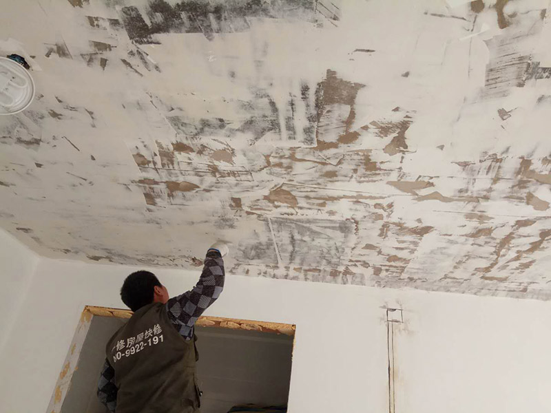 全屋整體改造：1，在新管道和舊管道對接前，必須檢查舊管是否暢通，如果管道不暢的話必須在對接前清理干凈，避免日后麻煩。 2，廚房衛(wèi)生間墻磚的拆除，表面找平工作非常重要。廚房衛(wèi)生間墻壁找平工作是很容易被忽略的重要環(huán)節(jié)。 3，墻面施工是要注意的一點。舊墻面在裝修前必須先做好墻面基層的處理，盡量鏟除原始墻面，再刷乳膠漆，以保證新墻的墻面牢固。 4，老房子原有水路管線布置不合理或腐蝕較多，裝修人員應(yīng)徹底檢查水路。如果原管道為市場上已經(jīng)淘汰鍍鋅管，則必須換成銅管、鋁塑復(fù)合管或PP-R管代替施工。 5，砸墻地磚時，避免雜物碎片堵塞下水道；只有表層厚度為4毫米的實木地板、實木復(fù)合地板和竹地板才能翻新。