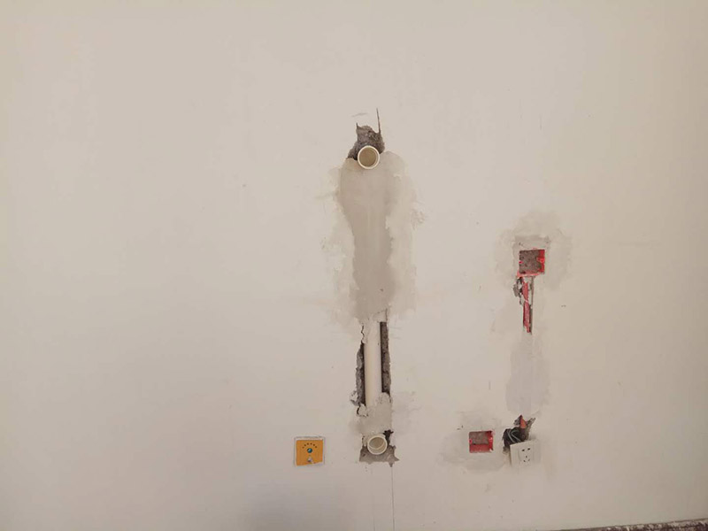 全屋整體改造：1，在新管道和舊管道對接前，必須檢查舊管是否暢通，如果管道不暢的話必須在對接前清理干凈，避免日后麻煩。 2，廚房衛(wèi)生間墻磚的拆除，表面找平工作非常重要。廚房衛(wèi)生間墻壁找平工作是很容易被忽略的重要環(huán)節(jié)。 3，墻面施工是要注意的一點。舊墻面在裝修前必須先做好墻面基層的處理，盡量鏟除原始墻面，再刷乳膠漆，以保證新墻的墻面牢固。 4，老房子原有水路管線布置不合理或腐蝕較多，裝修人員應(yīng)徹底檢查水路。如果原管道為市場上已經(jīng)淘汰鍍鋅管，則必須換成銅管、鋁塑復(fù)合管或PP-R管代替施工。 5，砸墻地磚時，避免雜物碎片堵塞下水道；只有表層厚度為4毫米的實木地板、實木復(fù)合地板和竹地板才能翻新。