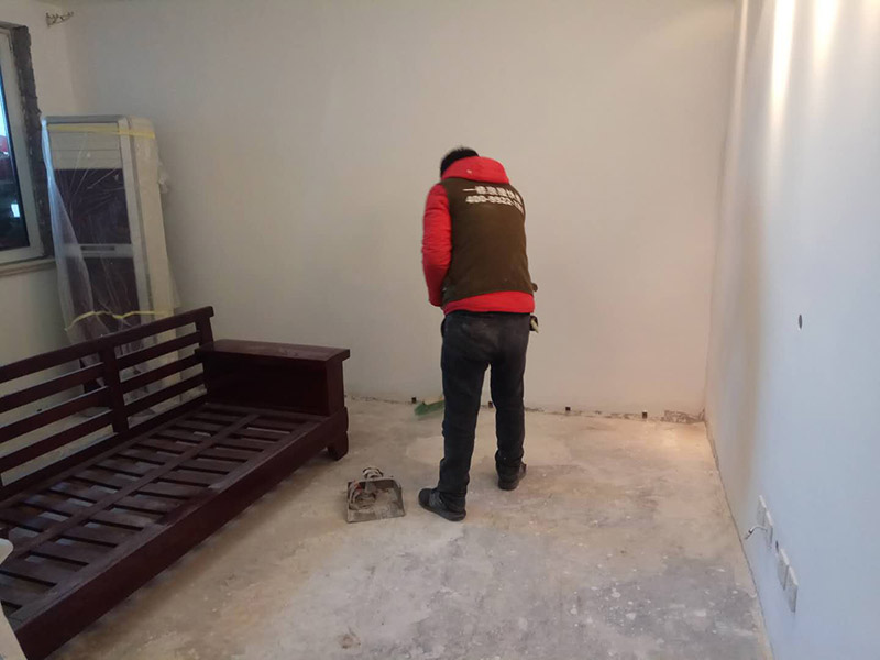 乳膠漆翻新裝修：1、使用吸塵器進行除塵工序，利用吸塵器的毛刷充分摩擦被清潔表面，去除灰塵。
2、對于局部污染或是有油漬的地方，需要使用聚氨酯稀釋劑來清洗。
3、局部有霉藻的部位，需要使用防霉溶液清洗，晾干或噴濕后鏟除。
4、對于已經剝落或是破損的地方，先將破損部位松動的部分打磨掉，清理干凈，再使用柔性膩子進行修補。待表面修補平整后，再涂裝底漆。
5、先將破損、松動的部分清理干凈，使用柔性膩子進行修補，表面修補平整后涂裝805膠水。
6、在涂刷膠水的基層上滿刮膩子膏。
7、涂刷底漆，要均勻涂刷一遍，要求無露底、流墜現象。
8、 涂刷面漆， 均勻涂刷兩遍，待靠前遍干燥后涂刷第二遍，要求無露底、流墜。