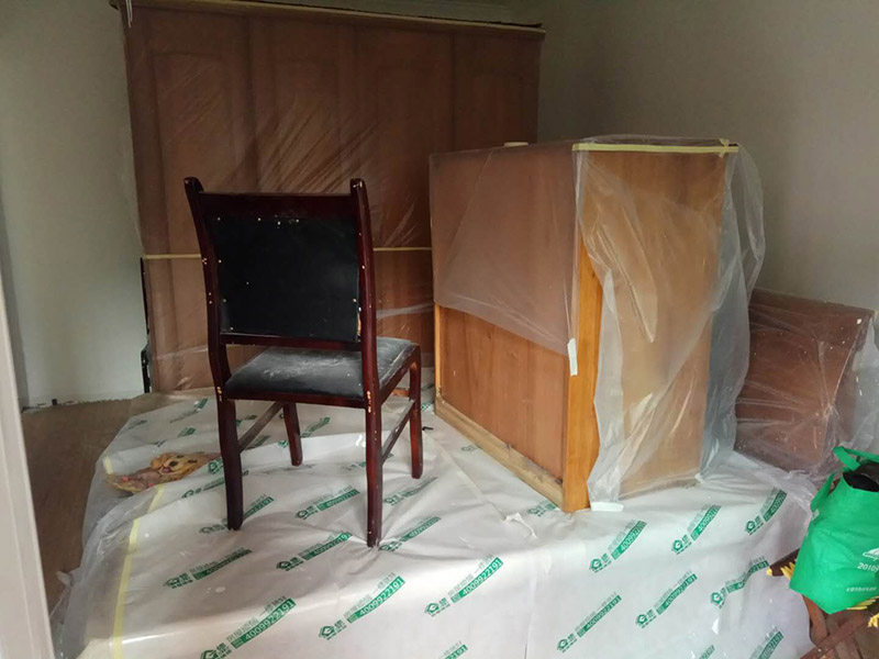 乳膠漆翻新裝修：1、使用吸塵器進行除塵工序，利用吸塵器的毛刷充分摩擦被清潔表面，去除灰塵。 2、對于局部污染或是有油漬的地方，需要使用聚氨酯稀釋劑來清洗。 3、局部有霉藻的部位，需要使用防霉溶液清洗，晾干或噴濕后鏟除。 4、對于已經剝落或是破損的地方，先將破損部位松動的部分打磨掉，清理干凈，再使用柔性膩子進行修補。待表面修補平整后，再涂裝底漆。 5、先將破損、松動的部分清理干凈，使用柔性膩子進行修補，表面修補平整后涂裝805膠水。 6、在涂刷膠水的基層上滿刮膩子膏。 7、涂刷底漆，要均勻涂刷一遍，要求無露底、流墜現象。 8、 涂刷面漆， 均勻涂刷兩遍，待靠前遍干燥后涂刷第二遍，要求無露底、流墜。