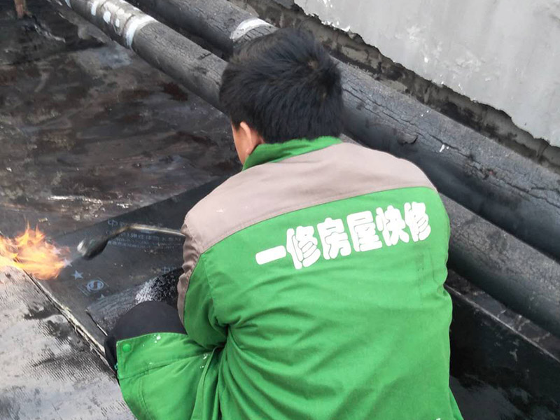 屋頂貼防水卷材：首先做好基礎(chǔ)準(zhǔn)備工作，清理基層，施工前將驗(yàn)收合格的基層表面塵土、建筑雜物清理干凈。接著涂刷基層處理劑，高聚物改性瀝青卷材施工，攪拌均勻后，用長(zhǎng)把滾刷均勻涂刷于基層表面上，常溫經(jīng)過4h后，開始鋪貼卷材。熱熔封邊，將卷材搭接處用噴槍加熱，趁熱使二者粘結(jié)牢固，以邊緣擠出瀝青為度；末端收頭用密封膏嵌填嚴(yán)密。防水層蓄水試驗(yàn)，卷材防水層完工后，確認(rèn)做法符合設(shè)計(jì)要求，將所有雨水口堵住，然后灌水，水面應(yīng)高出屋面最高點(diǎn)20㎜，24h后進(jìn)行認(rèn)真觀察，尤其是管根、風(fēng)道根，不滲不漏為合格，否則應(yīng)進(jìn)行返工。