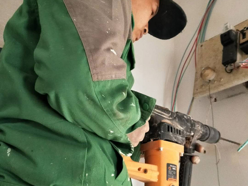 成都打孔師傅電話，墻體打孔怎么又快又好，墻面如何固定隔板