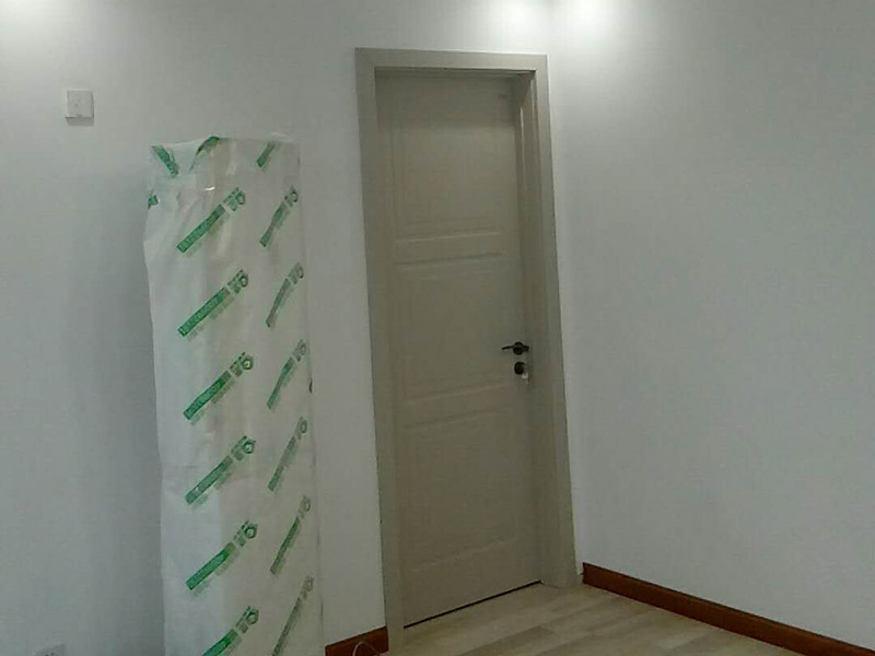 廚衛(wèi)改造裝修：舊廚房的內(nèi)部結(jié)構(gòu)相對要復雜一些。除了請櫥柜廠家到廚房進行丈量外，還要看看各種管道原來的位置是否合適，如不合適需要改動，則會出一份圖紙交給裝修公司，由施工隊按圖紙進行必要的改造。舊廚房改造注意事項2煤氣與管道在舊廚房中的改造需慎重。這兩種管道因一般不讓隨意改動。如果不得不改時，必須經(jīng)過物業(yè)公司的同意。改動時，由于專業(yè)性較強，同時為方便日后的維修，通常由煤氣、公司或物業(yè)公司指定的專業(yè)公司負責改動。舊廚房改造注意事項3舊房一般是單路供水，因此在廚房裝修時，能增加一個熱水管道。另外，一般家庭衛(wèi)生間比較小，只能把洗衣機放在廚房中，這就必須再接一個上水管，同時增加地面排水管。需要提醒的是，受結(jié)構(gòu)的限制，水路改動只能改上水，不能改下水。