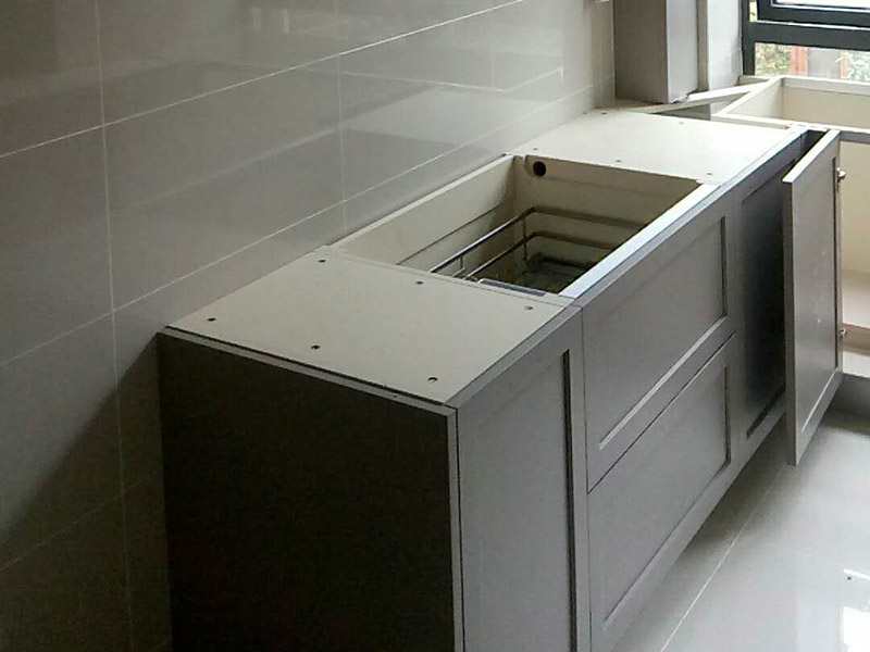 廚衛(wèi)改造裝修：舊廚房的內(nèi)部結(jié)構(gòu)相對要復雜一些。除了請櫥柜廠家到廚房進行丈量外，還要看看各種管道原來的位置是否合適，如不合適需要改動，則會出一份圖紙交給裝修公司，由施工隊按圖紙進行必要的改造。舊廚房改造注意事項2煤氣與管道在舊廚房中的改造需慎重。這兩種管道因一般不讓隨意改動。如果不得不改時，必須經(jīng)過物業(yè)公司的同意。改動時，由于專業(yè)性較強，同時為方便日后的維修，通常由煤氣、公司或物業(yè)公司指定的專業(yè)公司負責改動。舊廚房改造注意事項3舊房一般是單路供水，因此在廚房裝修時，能增加一個熱水管道。另外，一般家庭衛(wèi)生間比較小，只能把洗衣機放在廚房中，這就必須再接一個上水管，同時增加地面排水管。需要提醒的是，受結(jié)構(gòu)的限制，水路改動只能改上水，不能改下水。