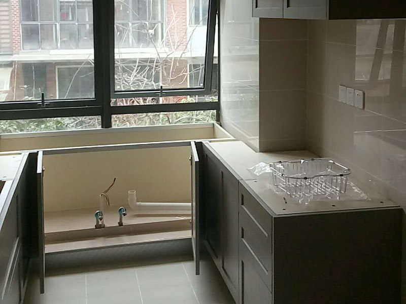 廚衛(wèi)改造裝修：舊廚房的內(nèi)部結(jié)構(gòu)相對要復雜一些。除了請櫥柜廠家到廚房進行丈量外，還要看看各種管道原來的位置是否合適，如不合適需要改動，則會出一份圖紙交給裝修公司，由施工隊按圖紙進行必要的改造。舊廚房改造注意事項2煤氣與管道在舊廚房中的改造需慎重。這兩種管道因一般不讓隨意改動。如果不得不改時，必須經(jīng)過物業(yè)公司的同意。改動時，由于專業(yè)性較強，同時為方便日后的維修，通常由煤氣、公司或物業(yè)公司指定的專業(yè)公司負責改動。舊廚房改造注意事項3舊房一般是單路供水，因此在廚房裝修時，能增加一個熱水管道。另外，一般家庭衛(wèi)生間比較小，只能把洗衣機放在廚房中，這就必須再接一個上水管，同時增加地面排水管。需要提醒的是，受結(jié)構(gòu)的限制，水路改動只能改上水，不能改下水。