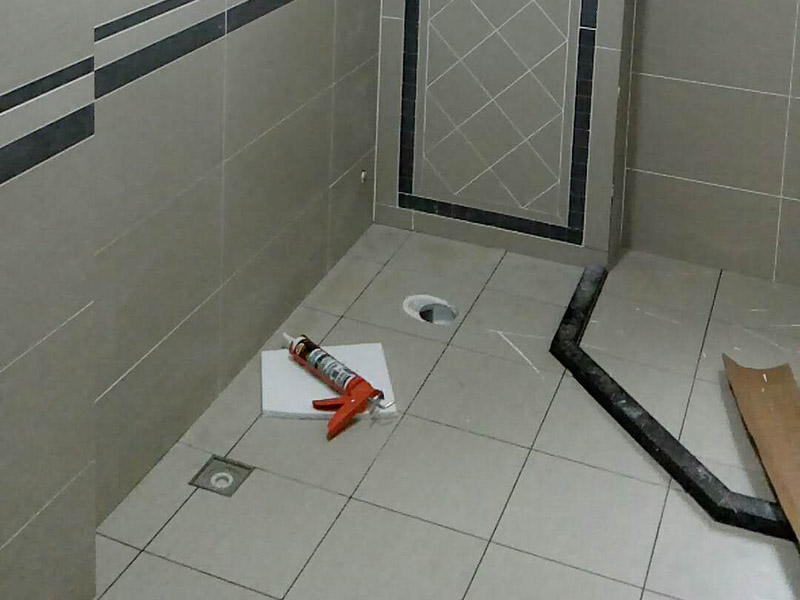 廚衛(wèi)改造裝修：舊廚房的內(nèi)部結(jié)構(gòu)相對要復雜一些。除了請櫥柜廠家到廚房進行丈量外，還要看看各種管道原來的位置是否合適，如不合適需要改動，則會出一份圖紙交給裝修公司，由施工隊按圖紙進行必要的改造。舊廚房改造注意事項2煤氣與管道在舊廚房中的改造需慎重。這兩種管道因一般不讓隨意改動。如果不得不改時，必須經(jīng)過物業(yè)公司的同意。改動時，由于專業(yè)性較強，同時為方便日后的維修，通常由煤氣、公司或物業(yè)公司指定的專業(yè)公司負責改動。舊廚房改造注意事項3舊房一般是單路供水，因此在廚房裝修時，能增加一個熱水管道。另外，一般家庭衛(wèi)生間比較小，只能把洗衣機放在廚房中，這就必須再接一個上水管，同時增加地面排水管。需要提醒的是，受結(jié)構(gòu)的限制，水路改動只能改上水，不能改下水。