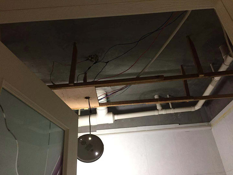 廚房吊頂翻新改造：首先要做的工作就是位置的明確，要確定浴霸安裝在哪里，高度已經(jīng)設(shè)定了以后就要準(zhǔn)備水平度的確定了，首先要做好角線，然后用哪個(gè)螺絲和膠水將角線固定好，尤其是在屋頂轉(zhuǎn)角的地方，一定要拼貼的整齊，不能夠留下任何的痕跡，否則看起來(lái)很影響美觀。 吊頂?shù)拇蚩锥ㄎ灰邶埞谴_定以后，才能夠開始準(zhǔn)備用沖擊鉆來(lái)打孔，然后按照具體的長(zhǎng)度來(lái)對(duì)打孔的位置進(jìn)行切割并且進(jìn)行組裝，要將吊桿螺絲擰緊，然后進(jìn)行固定，打孔和對(duì)角線的設(shè)置是可以同步進(jìn)行的。 龍骨的安裝首先要把固定環(huán)拿下來(lái)，固定環(huán)是安裝在吊桿螺絲下面的，然后在安裝的時(shí)候，將三角龍骨安裝在主龍骨上面，然后開始進(jìn)行調(diào)節(jié)，這個(gè)時(shí)候連接位置的螺絲就可以逐漸的緊一緊，確保龍骨的位置是平直的。 在安裝了龍骨以后就可以開始安裝吊頂了，吊頂可以從中間開始安裝也可以從兩邊開始安裝，在安裝電器的時(shí)候，首先要將浴霸的固定架安裝在吊頂上面，固定好，然后請(qǐng)專業(yè)人員接線，并且對(duì)線路做好保護(hù)。