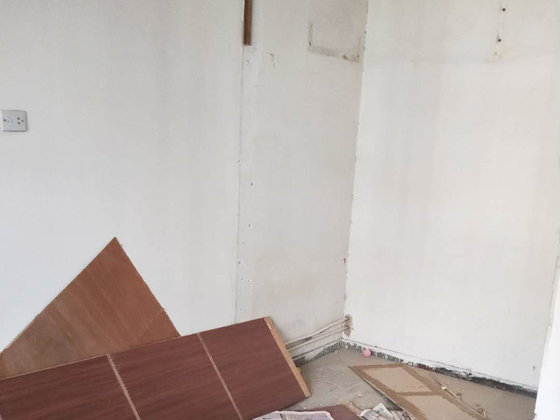 臥室柜體拆除：嵌入式衣柜是指在房屋進(jìn)行裝修的時(shí)候即將衣柜嵌入到那面墻里,對(duì)于小戶型的家居中,安裝嵌入式衣柜會(huì)非常節(jié)省空間,使用也非常方便。一般來說,嵌入式衣柜大多是定制的,從生產(chǎn)到安裝都是由廠家完成的,自然拆除衣柜也可以找專業(yè)的人士來進(jìn)行。如果想自己拆除嵌入式衣柜,先把衣柜里的衣物清理干凈,留下空的衣柜。然后把柜子的布罩從下面向上移動(dòng),通常嵌入式衣柜中間一般都是插拔的,就可以把柜子分成兩部分,根據(jù)自家嵌入式衣柜的實(shí)際情況,把所有的螺絲卸掉,就拆卸完成了。