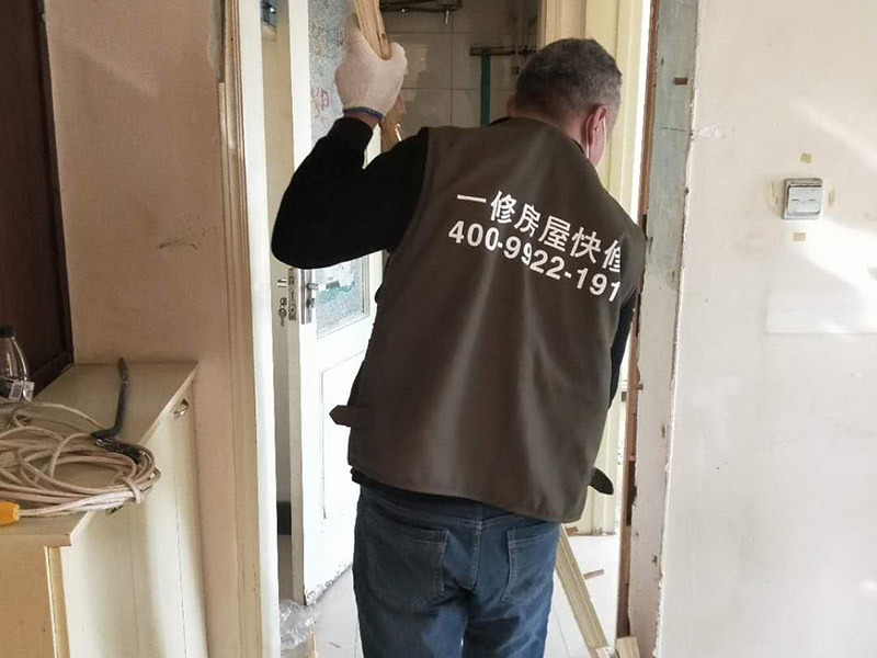 家具拆除整理：1、將面板拆下來，在門鎖的內(nèi)面板有2個(gè)鎖釘取下。 2、面板拆完后，再拆鎖芯帽，即兩顆釘。 3、有的鎖芯，在門側(cè)面也有兩個(gè)螺絲釘，需要將之拆開。 4、取下鎖芯后。在門邊鎖體的檔片中部有一個(gè)螺絲，在鎖舌(方舌)之間，將此鎖芯取出，就可以將鎖芯取出了。 5、安裝新鎖芯，安裝面板，固定好相應(yīng)的螺絲就可以。