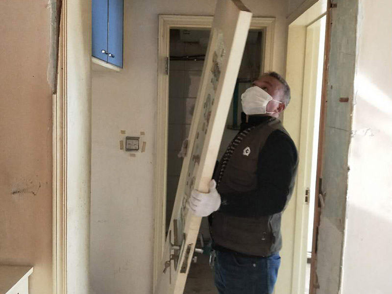 家具拆除整理：1、將面板拆下來，在門鎖的內(nèi)面板有2個(gè)鎖釘取下。 2、面板拆完后，再拆鎖芯帽，即兩顆釘。 3、有的鎖芯，在門側(cè)面也有兩個(gè)螺絲釘，需要將之拆開。 4、取下鎖芯后。在門邊鎖體的檔片中部有一個(gè)螺絲，在鎖舌(方舌)之間，將此鎖芯取出，就可以將鎖芯取出了。 5、安裝新鎖芯，安裝面板，固定好相應(yīng)的螺絲就可以。