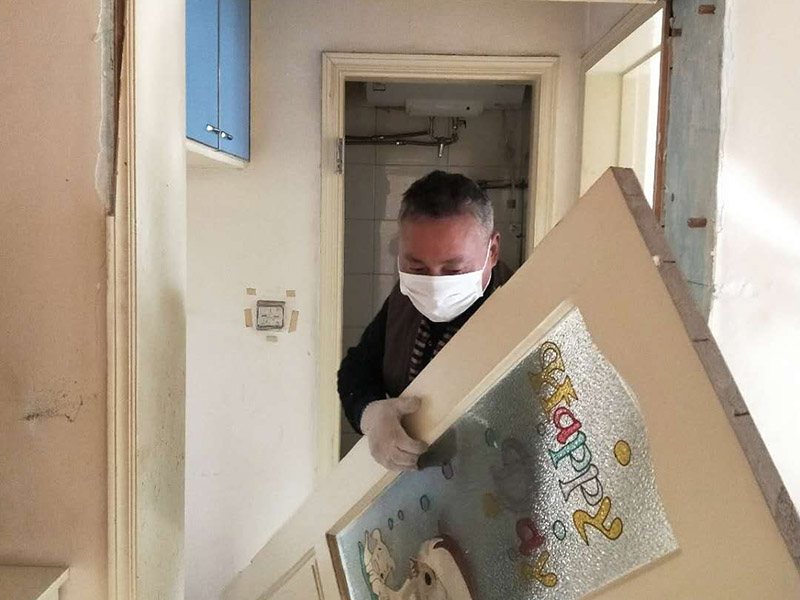 家具拆除整理：1、將面板拆下來，在門鎖的內(nèi)面板有2個(gè)鎖釘取下。 2、面板拆完后，再拆鎖芯帽，即兩顆釘。 3、有的鎖芯，在門側(cè)面也有兩個(gè)螺絲釘，需要將之拆開。 4、取下鎖芯后。在門邊鎖體的檔片中部有一個(gè)螺絲，在鎖舌(方舌)之間，將此鎖芯取出，就可以將鎖芯取出了。 5、安裝新鎖芯，安裝面板，固定好相應(yīng)的螺絲就可以。