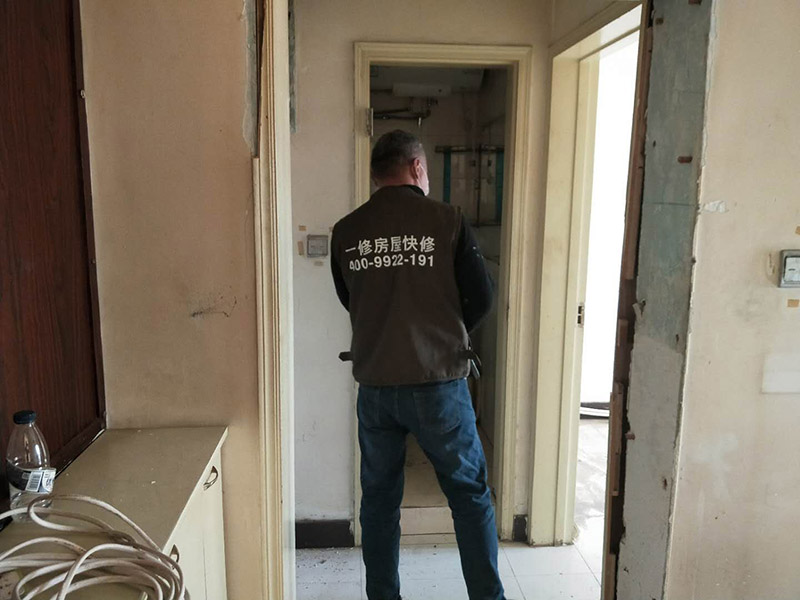 家具拆除整理：1、將面板拆下來，在門鎖的內(nèi)面板有2個(gè)鎖釘取下。 2、面板拆完后，再拆鎖芯帽，即兩顆釘。 3、有的鎖芯，在門側(cè)面也有兩個(gè)螺絲釘，需要將之拆開。 4、取下鎖芯后。在門邊鎖體的檔片中部有一個(gè)螺絲，在鎖舌(方舌)之間，將此鎖芯取出，就可以將鎖芯取出了。 5、安裝新鎖芯，安裝面板，固定好相應(yīng)的螺絲就可以。