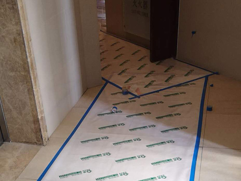 全屋室內裝修：1、墻面檢查。在進行裝修墻面處理前，重要的就是檢查墻面，看其是否堅實，平整。如果墻面存在裂痕或者洞則需要用石膏先進行修補平整。2、刮膩子。一般墻面刮2次膩子即可，平整度較差的墻面需要局部多刮幾次，更嚴重的需要先找石膏找平，每遍膩子批刮需要在2個時以上。3、膩子打磨。等膩子刮后之后，進行打磨，可以在夜間進行，用200瓦以上的燈泡貼近墻面，邊打磨邊查看平整度。打磨容易產生大量粉塵，需要做好口罩穿著等準備。