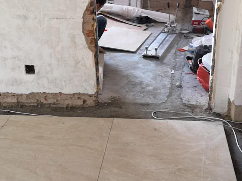 全屋室內裝修：1、墻面檢查。在進行裝修墻面處理前，重要的就是檢查墻面，看其是否堅實，平整。如果墻面存在裂痕或者洞則需要用石膏先進行修補平整。2、刮膩子。一般墻面刮2次膩子即可，平整度較差的墻面需要局部多刮幾次，更嚴重的需要先找石膏找平，每遍膩子批刮需要在2個時以上。3、膩子打磨。等膩子刮后之后，進行打磨，可以在夜間進行，用200瓦以上的燈泡貼近墻面，邊打磨邊查看平整度。打磨容易產生大量粉塵，需要做好口罩穿著等準備。