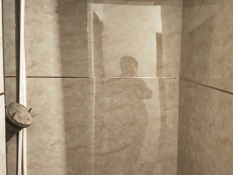 水電板材安裝：第一、房屋水電設(shè)計 首先要根據(jù)裝設(shè)計圖紙對房屋進行部分的水電設(shè)計，如對某些墻體的砸除，對某些部位的修改。 第二、管道開槽 管道開槽包括兩部分，一是水管管道開槽，二是電信線路開槽。業(yè)主最好能在施工時親自來看其施工質(zhì)量，一般開槽前必須彈好水平與垂直線，按照線進行施工，在施工時一定要看是否按照水電圖開槽的，如有改動，一定要注明。 第三、水管道安裝 水管用材一般是PPR管、鋁塑管，其中尤以PPR管居多，在這一塊，主要是注意水龍頭的放置，這一塊戶主一定要親自去督促和觀察，這樣才能保證滿足功能實用性。 第四、電線布線 現(xiàn)在市面上比較常見的電線有2.5&mdash;6平米以上銅芯線，在這里特別要注意的是， 要將強電與弱電，開關(guān)、空調(diào)插座與電器插座分開走線，且注意開關(guān)插座底合安裝時必須水平垂直，這樣使后面的面板安裝會更平整。這里特別要注意廚房的開關(guān)插座，因為廚房的功能性比較強，需根據(jù)使用功能來布置安裝。 第五、水管檢查 施工完畢后，水管檢查是必不可少的，這樣可以排除水路安全隱患問題。 通常使用的檢驗方式是試壓，就是先用賭頭將所有口賭死。用壓力表試水。打壓之后檢查所有管道所有接頭。 第六、防水 管道防水問題一定要注意，在管道安裝完成之后，可用水泥沙子混合封好所有潮濕區(qū)域的線槽，必要的要做半墻和滿墻。