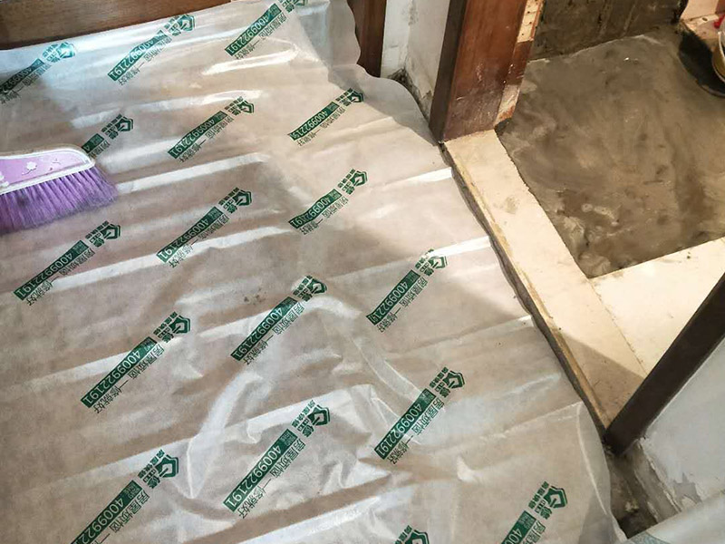 線路安裝：畫框線：根據(jù)需要，在墻面的合適處畫出埋穴位置，并比照接線盒大?。ㄋ闹芊糯?&mdash;3毫米），畫出開鑿范圍框線（兩個(gè)裝蓋孔應(yīng)保持水平）。 鑿框線：以平口鑿沿柜線垂直鑿出深溝，然后從框內(nèi)向框外斜鑿去磚角，反復(fù)進(jìn)行，并注意不得崩裂框線。 鑿穴孔：將框內(nèi)多余磚角鑿去，直至深度略大于接線盒高度，不得過淺或過深。 修乎穴孔：鑿平埋穴四周與穴底，以放人接線盒端正、服帖為宜。 現(xiàn)埋接線盒：裝正接線盒，敲去安裝孔蓋，對(duì)準(zhǔn)線槽，并使裝蓋面稍稍伸出磚砌面，且低于粉刷面3&mdash;5毫米，再用調(diào)成膏狀的水泥粘牢 穿線引入：利用線管內(nèi)事先穿入的引線，將待裝電線引入線管之中。