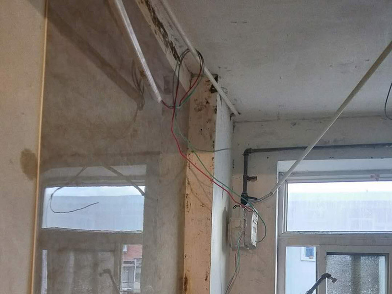 線路安裝：畫框線：根據(jù)需要，在墻面的合適處畫出埋穴位置，并比照接線盒大?。ㄋ闹芊糯?&mdash;3毫米），畫出開鑿范圍框線（兩個(gè)裝蓋孔應(yīng)保持水平）。 鑿框線：以平口鑿沿柜線垂直鑿出深溝，然后從框內(nèi)向框外斜鑿去磚角，反復(fù)進(jìn)行，并注意不得崩裂框線。 鑿穴孔：將框內(nèi)多余磚角鑿去，直至深度略大于接線盒高度，不得過淺或過深。 修乎穴孔：鑿平埋穴四周與穴底，以放人接線盒端正、服帖為宜。 現(xiàn)埋接線盒：裝正接線盒，敲去安裝孔蓋，對(duì)準(zhǔn)線槽，并使裝蓋面稍稍伸出磚砌面，且低于粉刷面3&mdash;5毫米，再用調(diào)成膏狀的水泥粘牢 穿線引入：利用線管內(nèi)事先穿入的引線，將待裝電線引入線管之中。