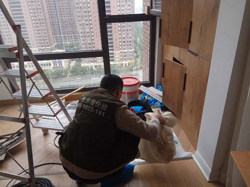 家具五金安裝：安裝時要注意家中的其它位置的保護，因為家具一般在家裝過程中是最后進場(不裝修的話更要保護家里的物品)，重點保護的對象是：地板(尤其是實木地板)、門套、門、樓梯、墻紙、壁燈等。 主要是要確定安裝位置，以最合適家人的高度或者位置就可以，而不要光圖美觀好看。比如吊柜或者增高柜的把手一定要安裝在門的下面，地柜、寫字臺的小柜，一定要放在上面。