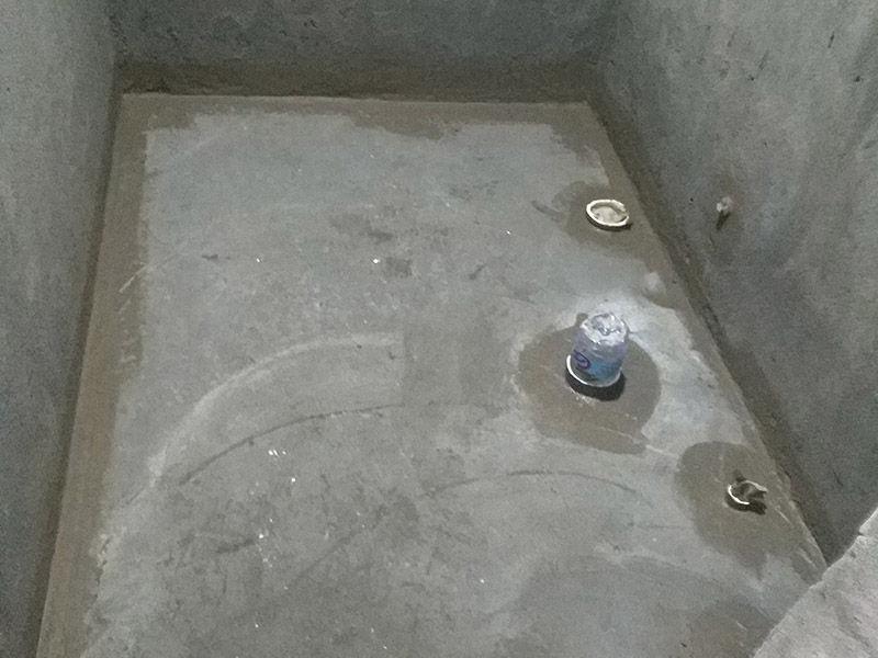 衛(wèi)生間防水裝修:1.利用水泥砂漿水泥砂漿或豆石混凝土鋪平坡度。訣竅是：地漏附近坡度大，門口附近坡度小。 2.利用管根密封膏封嚴管線，管線要穿透樓板根部。刷防水涂料時可以貼1-2層玻璃絲布加強防水性。 3.墻壁表面打磨成干凈平光沒有顆?；覊m，墻壁與地面的交接區(qū)域注意原角和坡角的設置。 4.聚氨酯防水涂膜由管根和墻角處開始進行涂抹，在常溫下經(jīng)過4小時放干后，再大面積涂抹和刮刷。注意涂料總厚度大于1. 5毫米，不能有漏刮和鼓泡的不良現(xiàn)象。24小時后立面涂刷下一層，之后再以垂直的方向進行二次涂刷。最后涂膜半固化，拋甩粗砂粒方便與水泥砂漿融合。 5.防水層的設置與具體區(qū)域有關。防水地面的防水層應高出地面200寬，地面防水層應超出衛(wèi)生間門口以外300寬。而又淋浴的衛(wèi)生間墻面防水層則應設置為高出地面1800寬。 6.展開閉水實驗的時候，先完成防水工作再利用包立管方法。之后再局部進行防水。閉水試驗也可為了避免破壞地面防水層而免做。