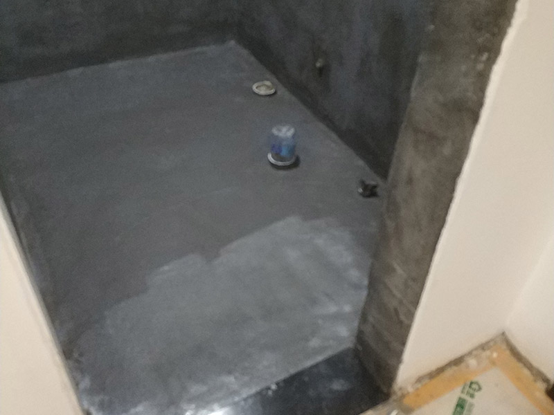 衛(wèi)生間防水裝修:1.利用水泥砂漿水泥砂漿或豆石混凝土鋪平坡度。訣竅是：地漏附近坡度大，門口附近坡度小。 2.利用管根密封膏封嚴管線，管線要穿透樓板根部。刷防水涂料時可以貼1-2層玻璃絲布加強防水性。 3.墻壁表面打磨成干凈平光沒有顆?；覊m，墻壁與地面的交接區(qū)域注意原角和坡角的設置。 4.聚氨酯防水涂膜由管根和墻角處開始進行涂抹，在常溫下經(jīng)過4小時放干后，再大面積涂抹和刮刷。注意涂料總厚度大于1. 5毫米，不能有漏刮和鼓泡的不良現(xiàn)象。24小時后立面涂刷下一層，之后再以垂直的方向進行二次涂刷。最后涂膜半固化，拋甩粗砂粒方便與水泥砂漿融合。 5.防水層的設置與具體區(qū)域有關。防水地面的防水層應高出地面200寬，地面防水層應超出衛(wèi)生間門口以外300寬。而又淋浴的衛(wèi)生間墻面防水層則應設置為高出地面1800寬。 6.展開閉水實驗的時候，先完成防水工作再利用包立管方法。之后再局部進行防水。閉水試驗也可為了避免破壞地面防水層而免做。
