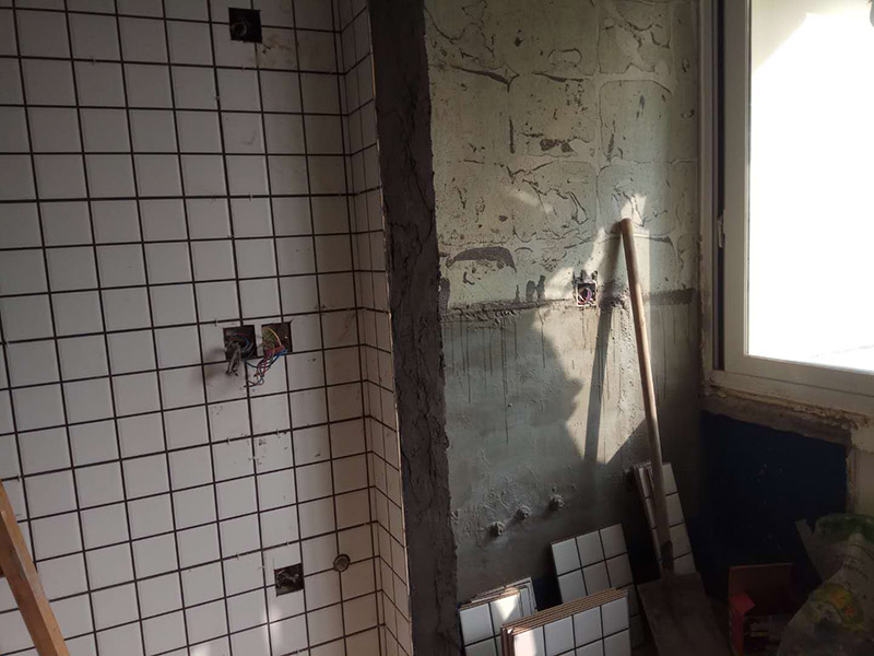 廚房改造貼磚，安裝排氣管：在鋪貼墻磚之前，我們需要對其進行基層處理。先將基層表面的灰塵和污漬清理干凈，然后在將其表面的膩子層和涂料層去除干凈。在粘結劑漿料中加入適當?shù)乃?，把它們混合攪拌均勻后，再將其靜置五分鐘到十分鐘，隨后再攪拌1-2分鐘便可以開始使用了，將涂抹了漿料的墻磚按照之前預鋪的花紋樣式進行鋪貼，鋪貼平整之后，再用橡膠錘子將其拍平鋪實，增強其穩(wěn)定性。