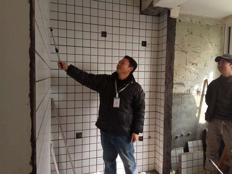 廚房改造貼磚，安裝排氣管：在鋪貼墻磚之前，我們需要對其進行基層處理。先將基層表面的灰塵和污漬清理干凈，然后在將其表面的膩子層和涂料層去除干凈。在粘結劑漿料中加入適當?shù)乃荩阉鼈兓旌蠑嚢杈鶆蚝?，再將其靜置五分鐘到十分鐘，隨后再攪拌1-2分鐘便可以開始使用了，將涂抹了漿料的墻磚按照之前預鋪的花紋樣式進行鋪貼，鋪貼平整之后，再用橡膠錘子將其拍平鋪實，增強其穩(wěn)定性。