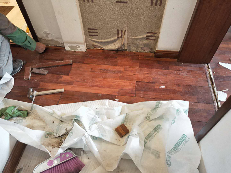 木地板安裝：直接粘貼法是最簡單木地板安裝方法，只需直接將木地板粘貼在地面。在施工時，要求地面保持干燥、平整。同時為了避免后續(xù)因為熱脹冷縮或者其他原因出現(xiàn)拱起的現(xiàn)象，最好是選擇長度在30CM以下的實木或者軟木地板進行鋪設。 另一種懸浮式鋪設發(fā)起源于歐洲，這種地板在鋪設時不直接固定在地面，而是在地面上先鋪設地墊，然后在地墊上，上鎖扣，最后用卡槽拼接的方式固定在一起。牢固性極強。