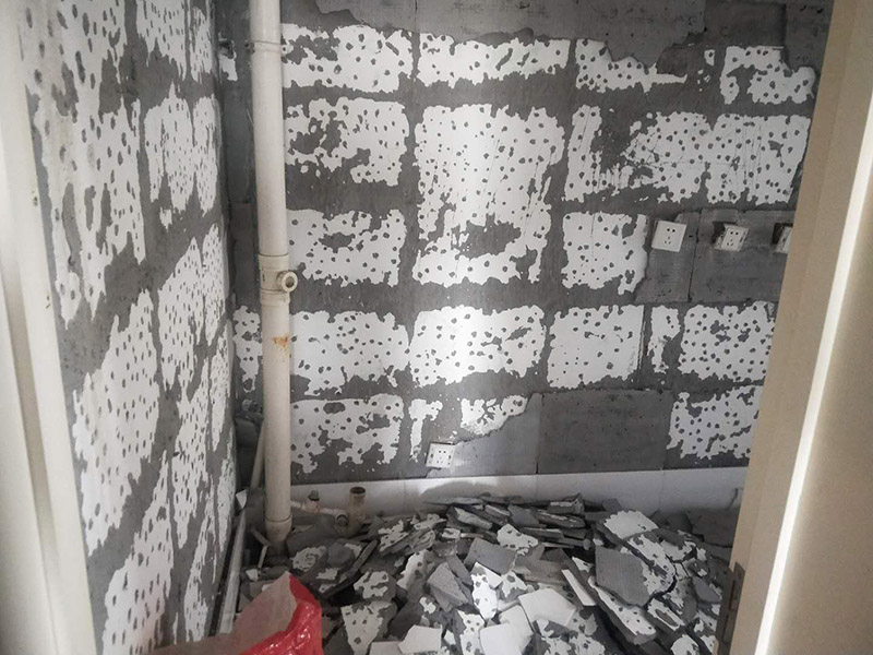 墻面拆改維修：（1）通常要鏟除舊房子的原漆面，先用水噴濕其表層，再用電刨機或泥刀鏟除其表層漆面； （2）對失修已久的舊墻面，表面已有嚴重漆面脫落，批燙層呈粉沙化的，應鏟除漆層和整個批燙，直至見到水泥批燙或磚層； （3）而后用熟膠粉和雙飛粉調(diào)拌打底批平，接著便是涂飾乳膠漆了，面層要涂兩遍至三遍，其時間間隔以24小時為佳。 通常是對二手房墻壁面層進行處理，然后用膩子找平，打磨平整光滑，再刷乳膠漆。