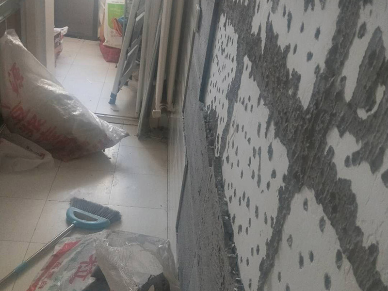 墻面拆改維修：（1）通常要鏟除舊房子的原漆面，先用水噴濕其表層，再用電刨機或泥刀鏟除其表層漆面； （2）對失修已久的舊墻面，表面已有嚴重漆面脫落，批燙層呈粉沙化的，應鏟除漆層和整個批燙，直至見到水泥批燙或磚層； （3）而后用熟膠粉和雙飛粉調(diào)拌打底批平，接著便是涂飾乳膠漆了，面層要涂兩遍至三遍，其時間間隔以24小時為佳。 通常是對二手房墻壁面層進行處理，然后用膩子找平，打磨平整光滑，再刷乳膠漆。