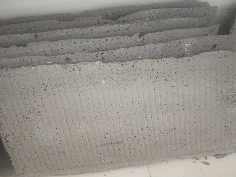 墻面拆改維修：（1）通常要鏟除舊房子的原漆面，先用水噴濕其表層，再用電刨機或泥刀鏟除其表層漆面； （2）對失修已久的舊墻面，表面已有嚴重漆面脫落，批燙層呈粉沙化的，應鏟除漆層和整個批燙，直至見到水泥批燙或磚層； （3）而后用熟膠粉和雙飛粉調(diào)拌打底批平，接著便是涂飾乳膠漆了，面層要涂兩遍至三遍，其時間間隔以24小時為佳。 通常是對二手房墻壁面層進行處理，然后用膩子找平，打磨平整光滑，再刷乳膠漆。