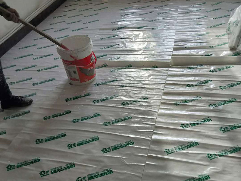 墻面刷漆地面保護(hù)：在進(jìn)行家居裝修時，地面鋪設(shè)的工程基本是都是最先完成的，所以，地面保護(hù)一定要做好。施工時灰塵是避免不了的，所以一定鋪設(shè)防塵布，不僅可以防止灰塵還可以適當(dāng)?shù)牡钟臐B入。此外為了防止有重物砸到地面，還需要鋪設(shè)一層紙板，可以用專門保護(hù)地板的灰紙板，如果不想那么麻煩的話，可以用紙箱像買瓷磚或者買家電的紙箱都可以，實在沒有淘寶上也有賣的。