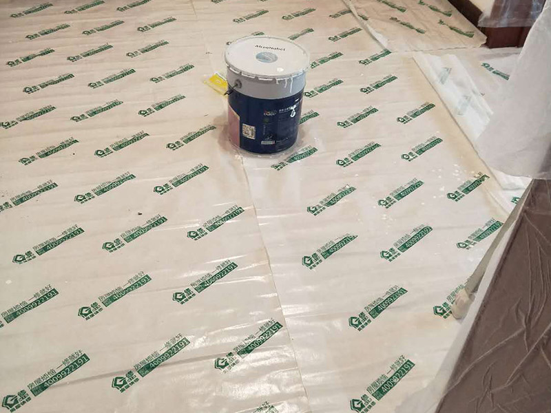 墻面刷漆地面保護(hù)：在進(jìn)行家居裝修時，地面鋪設(shè)的工程基本是都是最先完成的，所以，地面保護(hù)一定要做好。施工時灰塵是避免不了的，所以一定鋪設(shè)防塵布，不僅可以防止灰塵還可以適當(dāng)?shù)牡钟臐B入。此外為了防止有重物砸到地面，還需要鋪設(shè)一層紙板，可以用專門保護(hù)地板的灰紙板，如果不想那么麻煩的話，可以用紙箱像買瓷磚或者買家電的紙箱都可以，實在沒有淘寶上也有賣的。