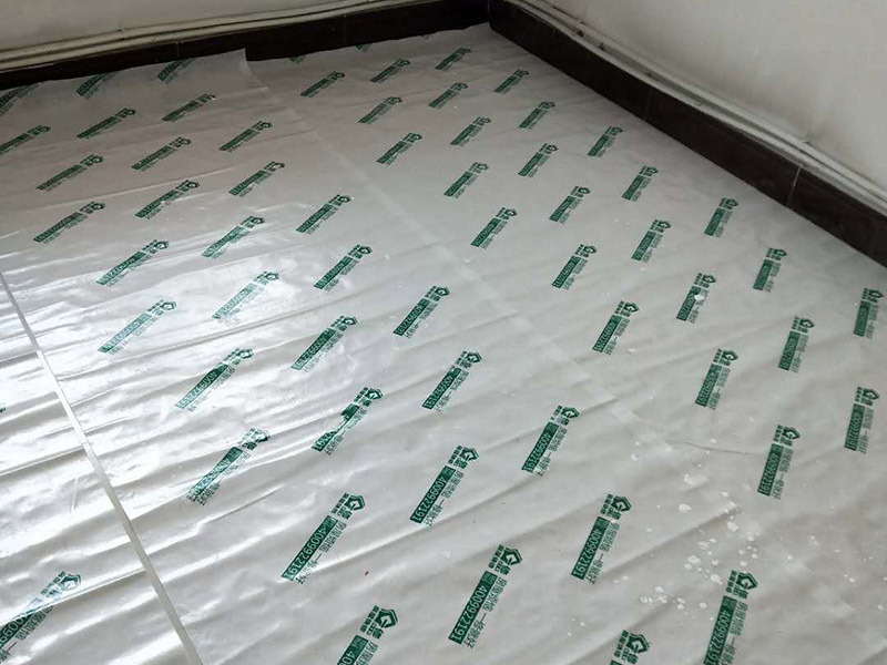 墻面刷漆地面保護(hù)：在進(jìn)行家居裝修時，地面鋪設(shè)的工程基本是都是最先完成的，所以，地面保護(hù)一定要做好。施工時灰塵是避免不了的，所以一定鋪設(shè)防塵布，不僅可以防止灰塵還可以適當(dāng)?shù)牡钟臐B入。此外為了防止有重物砸到地面，還需要鋪設(shè)一層紙板，可以用專門保護(hù)地板的灰紙板，如果不想那么麻煩的話，可以用紙箱像買瓷磚或者買家電的紙箱都可以，實在沒有淘寶上也有賣的。