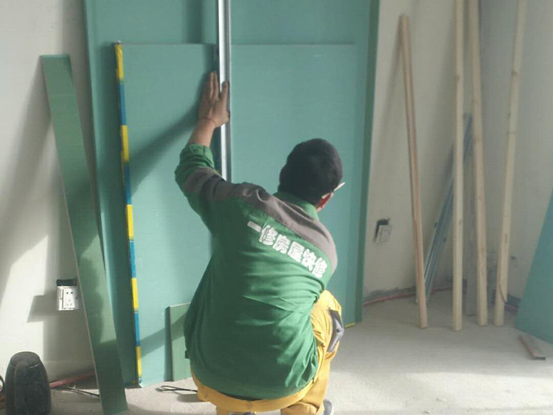 吊頂安裝維修：還沒有安裝吊頂之前，先測量一下吊頂?shù)母叨?，可以用卷尺，然后測量房子的高水平線，來確認(rèn)標(biāo)高，完成測量后，記得用這種方法在墻壁的位置確定一下頂棚區(qū)域的標(biāo)高水平線。龍骨吊桿的安裝通過膨脹螺栓來將無螺栓絲吊桿的其中一頭固定于主龍骨和吊掛間距中的樓板下方即可。等到主龍骨和各部分螺母配置完后后，就可以進行扣板安裝工序了，如果是想要做到有緊湊無縫的效果的話，一定要小心、不帶方向折邊地在扣板折邊處的小孔位置務(wù)必插到三角形的骨縫里面，插好后，輕微壓一壓就可以啦。