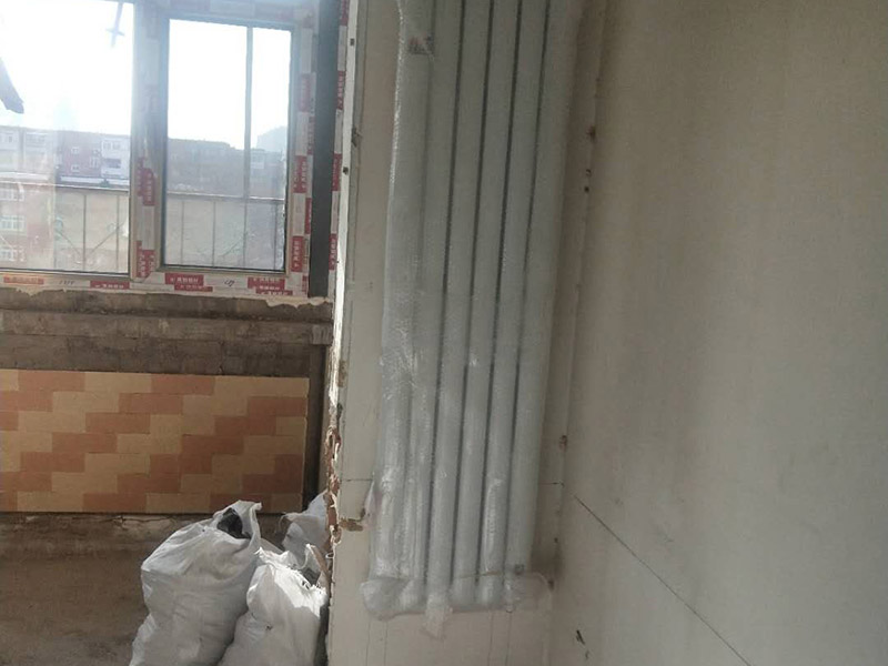 暖氣定位安裝：在墻上和地板上進行開槽，將暴露在外的管線埋藏起來，槽的深度或寬度需專門的暗黃人員，結合實際情況進行處理。根據(jù)先前設計的安裝位置開采鋪設支管，鋪設完成后可根據(jù)實際需求在支管鋪設鋼槽對管道進行保護，然后封閉系統(tǒng)進行打壓注水。安裝分水器的時候注意保持與地面平行，結束后切記將分水器擦干。壓力測試是安裝暖氣片尤為重要的一步，測試前關閉主管連接閥門，然后開啟暖氣片進水閥用試壓設備來測試，實驗壓力應為正常使用壓力的1.5倍，且不能小于整個小區(qū)的測試壓力，3-5分鐘內沒有任何滲漏情況即可。平穩(wěn)放置暖氣片，將閥門連接件和進出口閥門連在一起，檢測暖氣片是否平直，確保管路安裝無特殊情況發(fā)生，然后加固連接點的螺絲。