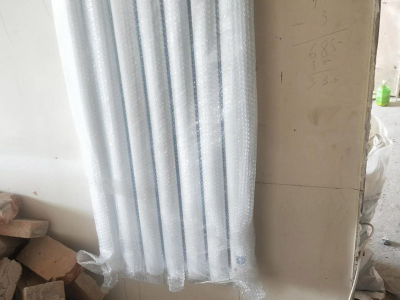 暖氣定位安裝：在墻上和地板上進行開槽，將暴露在外的管線埋藏起來，槽的深度或寬度需專門的暗黃人員，結合實際情況進行處理。根據(jù)先前設計的安裝位置開采鋪設支管，鋪設完成后可根據(jù)實際需求在支管鋪設鋼槽對管道進行保護，然后封閉系統(tǒng)進行打壓注水。安裝分水器的時候注意保持與地面平行，結束后切記將分水器擦干。壓力測試是安裝暖氣片尤為重要的一步，測試前關閉主管連接閥門，然后開啟暖氣片進水閥用試壓設備來測試，實驗壓力應為正常使用壓力的1.5倍，且不能小于整個小區(qū)的測試壓力，3-5分鐘內沒有任何滲漏情況即可。平穩(wěn)放置暖氣片，將閥門連接件和進出口閥門連在一起，檢測暖氣片是否平直，確保管路安裝無特殊情況發(fā)生，然后加固連接點的螺絲。