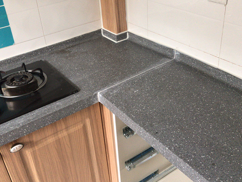 櫥柜安裝：一般師傅進場會先對廚房進行初步的，打掃清理堆放的垃圾等物品方便施工。認證負責的師傅還會用抹布等擦拭地柜吊柜遮擋部分的瓷磚（也可以安裝擺放時候同步進行）。然后拆包裝分出中臺板門板等分類擺放，會把拆開的包裝紙板鋪放在要地面，在上面組裝柜體不會劃傷瓷磚及柜體。吊柜地柜組裝完畢就可以按照圖紙擺放地柜，如果是L型或者U型，要先確定兩邊的柜子位置，最后用轉角柜來調整距離，因為設計師在設計時會對轉角柜和墻面尺寸做預留，轉角柜上面的調整板就是用來調整誤差尺寸的。擺放好就可以調整水平了，現(xiàn)在使用水平儀來調整居多，個人覺得水平尺更好的調整，水平儀更方便快捷。調整好就可以調整柜子位置開關插座開孔，連接柜體后就可以安裝吊柜了，安裝吊柜如果有高柜和臺上柜盡量高度一樣，個別情況出外。