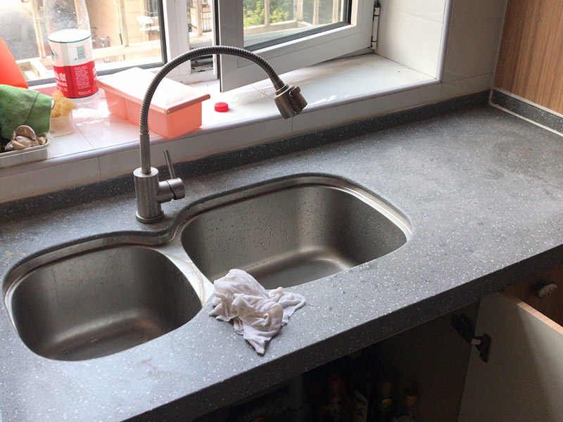 櫥柜安裝：一般師傅進場會先對廚房進行初步的，打掃清理堆放的垃圾等物品方便施工。認證負責的師傅還會用抹布等擦拭地柜吊柜遮擋部分的瓷磚（也可以安裝擺放時候同步進行）。然后拆包裝分出中臺板門板等分類擺放，會把拆開的包裝紙板鋪放在要地面，在上面組裝柜體不會劃傷瓷磚及柜體。吊柜地柜組裝完畢就可以按照圖紙擺放地柜，如果是L型或者U型，要先確定兩邊的柜子位置，最后用轉角柜來調整距離，因為設計師在設計時會對轉角柜和墻面尺寸做預留，轉角柜上面的調整板就是用來調整誤差尺寸的。擺放好就可以調整水平了，現(xiàn)在使用水平儀來調整居多，個人覺得水平尺更好的調整，水平儀更方便快捷。調整好就可以調整柜子位置開關插座開孔，連接柜體后就可以安裝吊柜了，安裝吊柜如果有高柜和臺上柜盡量高度一樣，個別情況出外。