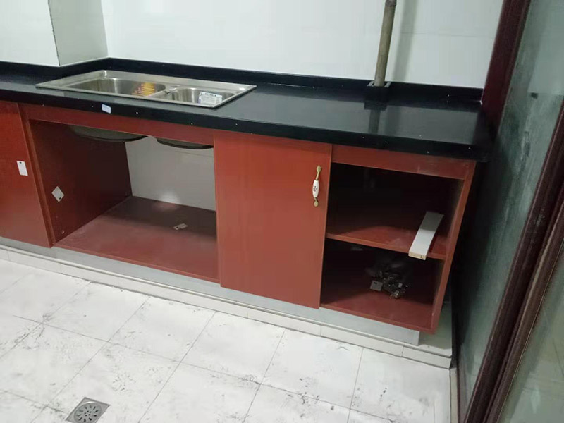 櫥柜門維修安裝：櫥柜門和櫥柜之間不是越緊密越好，安裝的時(shí)候要注意留有一定的空隙，這樣才不會(huì)影響使用，尤其是在有抽屜的情況下，抽屜的位置和推拉的角度一定要和櫥柜門結(jié)合好，一般來說，櫥柜門和抽屜之間的距離應(yīng)該要留出17厘米左右。而且軌道的安裝也是要留好尺寸的，一般來說上軌道和下軌道需要留出來的空隙是不一樣的，上軌道需要留出來8厘米左右，下軌道需要留出來10厘米左右。