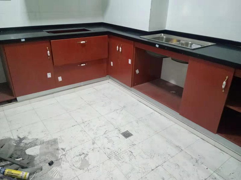 櫥柜門維修安裝：櫥柜門和櫥柜之間不是越緊密越好，安裝的時(shí)候要注意留有一定的空隙，這樣才不會(huì)影響使用，尤其是在有抽屜的情況下，抽屜的位置和推拉的角度一定要和櫥柜門結(jié)合好，一般來說，櫥柜門和抽屜之間的距離應(yīng)該要留出17厘米左右。而且軌道的安裝也是要留好尺寸的，一般來說上軌道和下軌道需要留出來的空隙是不一樣的，上軌道需要留出來8厘米左右，下軌道需要留出來10厘米左右。