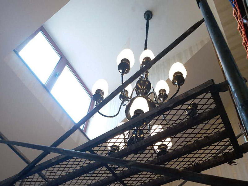 大吊燈安裝：將燈具各部分連接成一個(gè)整體，燈具螺紋的長(zhǎng)度應(yīng)適當(dāng)，對(duì)于多余的螺紋頭應(yīng)鍍錫，注意火線與零線的區(qū)別，并將線拉直，燈頭電源線應(yīng)足夠，然后將剩余的電線切斷，取出線頭，用螺絲將燈頭安裝在接線盒上。安裝完成后，打開電源，檢測(cè)是否通電。