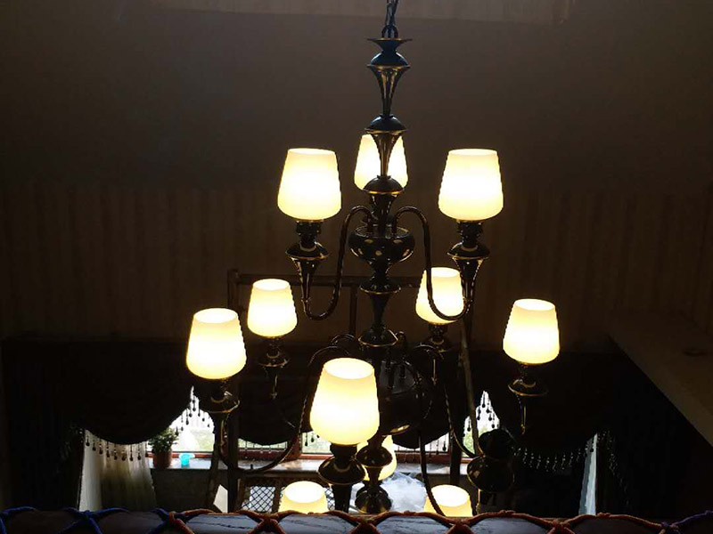 大吊燈安裝：將燈具各部分連接成一個(gè)整體，燈具螺紋的長(zhǎng)度應(yīng)適當(dāng)，對(duì)于多余的螺紋頭應(yīng)鍍錫，注意火線與零線的區(qū)別，并將線拉直，燈頭電源線應(yīng)足夠，然后將剩余的電線切斷，取出線頭，用螺絲將燈頭安裝在接線盒上。安裝完成后，打開電源，檢測(cè)是否通電。