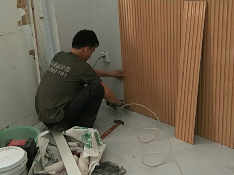 護(hù)墻板安裝：首先，就是要將挑選的護(hù)墻板，按照墻面的高度，寬度，用電鋸切割成一個(gè)一個(gè)的等高的板塊，這樣便于護(hù)墻板的安裝。護(hù)墻板切割好后，需要將護(hù)墻板先固定在墻面上，扣上卡子，用鋼槍將其固定在墻上。再將下一個(gè)板塊與上一個(gè)板塊縫隙處扣緊，依次裝上。在拐角處的地方安裝護(hù)墻板時(shí)，要注意在墻板的背面打上免釘膠，便于固定。在遇到墻面有插座的地方或者是有線帶的地方的時(shí)候，還需要在將護(hù)墻板再次的進(jìn)行切割，空出插座或是電線電纜的地方，再進(jìn)行安裝。