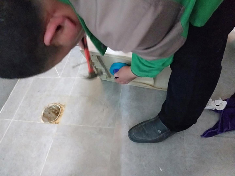 馬桶漏水檢查維修：請(qǐng)確保抽水馬桶的閉水閥處于關(guān)閉位置。拆除閥柱塞后,如果密封圈零件中那個(gè)出現(xiàn)故障,水就會(huì)越過閥柱塞不斷流出來,抽水馬桶就會(huì)不停的流逝,請(qǐng)檢查所有墊片如有損壞進(jìn)行更換。如果浮球閥是密封的,將它整個(gè)換掉。取出水箱中的舊裝置,將水箱內(nèi)外所有連接處的墊片拆下并保管好,新閥件中可能帶有新墊片,但你應(yīng)當(dāng)將舊零件保留到安裝新裝置時(shí),以免新裝置在安裝過程中受損。