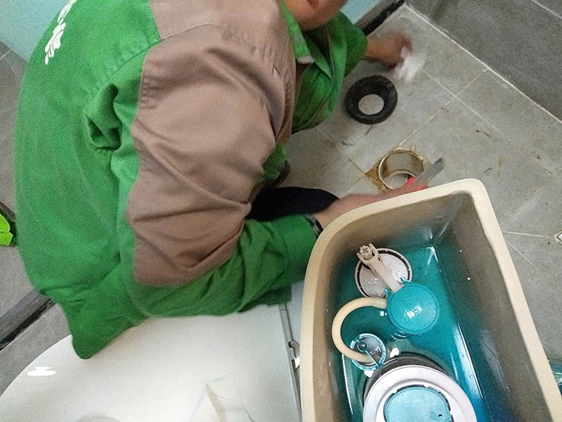 馬桶漏水檢查維修：請(qǐng)確保抽水馬桶的閉水閥處于關(guān)閉位置。拆除閥柱塞后,如果密封圈零件中那個(gè)出現(xiàn)故障,水就會(huì)越過閥柱塞不斷流出來,抽水馬桶就會(huì)不停的流逝,請(qǐng)檢查所有墊片如有損壞進(jìn)行更換。如果浮球閥是密封的,將它整個(gè)換掉。取出水箱中的舊裝置,將水箱內(nèi)外所有連接處的墊片拆下并保管好,新閥件中可能帶有新墊片,但你應(yīng)當(dāng)將舊零件保留到安裝新裝置時(shí),以免新裝置在安裝過程中受損。