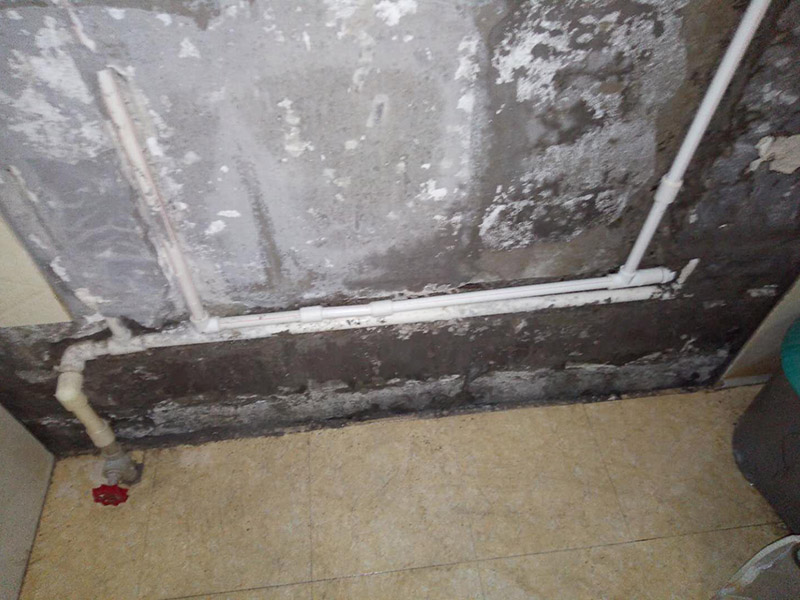 水管維修：如果是二手房或舊房改造，舊水管往往被損壞，不要猶豫心疼果斷換新的，水管裝好后某些部位是不方便更換的，都換成新的以策安全。安裝前要對水管及其各種配件進行檢查，看是否有破損、滲漏等問題，水管及配件的連接必須正確牢固，接好后進行測試沒問題后再進行安裝。