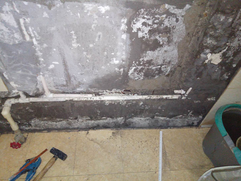 水管維修：如果是二手房或舊房改造，舊水管往往被損壞，不要猶豫心疼果斷換新的，水管裝好后某些部位是不方便更換的，都換成新的以策安全。安裝前要對水管及其各種配件進行檢查，看是否有破損、滲漏等問題，水管及配件的連接必須正確牢固，接好后進行測試沒問題后再進行安裝。